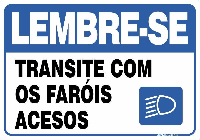 Placa transite com os faróis acesos